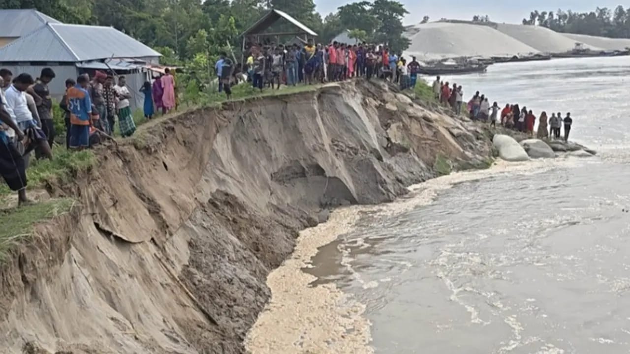 যমুনার করাল গ্রাসে ধুনটের শহড়াবাড়ী : প্রতিদিন বিলীন হচ্ছে ফসল ও ভিটেমাটি
