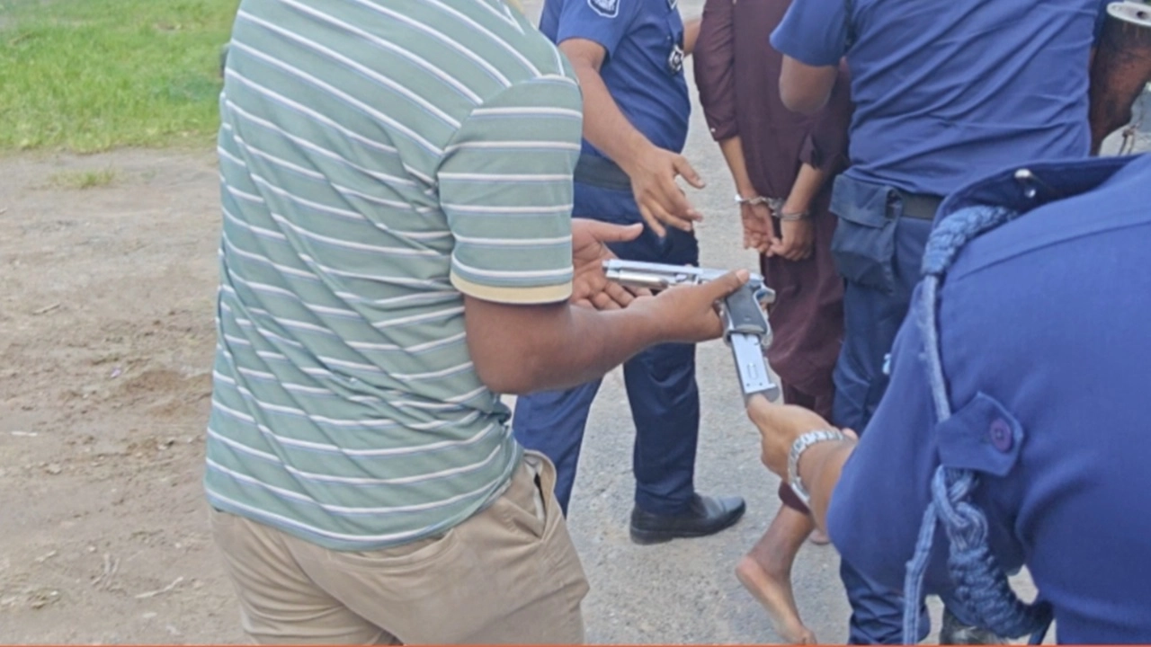 নাটোরে পর্যটনমন্ত্রীকে দুইবার ধাক্কা, পিস্তলসহ যুবক আটক