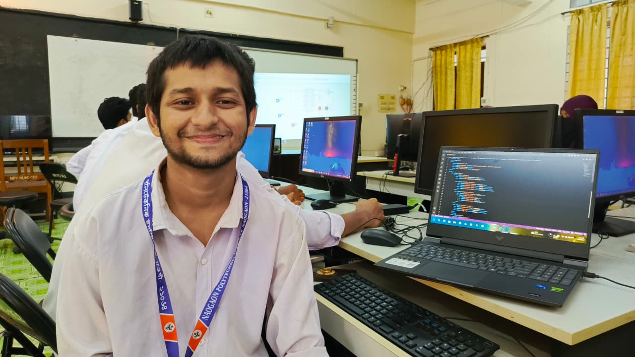যে হাত দিয়ে ঠিকমতো লেখা যায় না, সেই হাতেই ভবিষ্যৎ লিখছে সিনহা - Chief TV