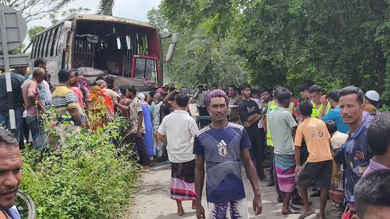 নাটোরে বাস-ভুটভুটির মুখোমুখি সংঘর্ষে নিহত ৩