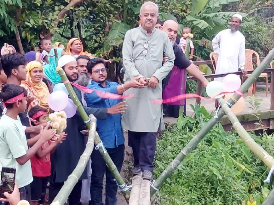 লাল ফিতা কেটে বাঁশের সাঁকো উদ্বোধন করলেন বিএনপি নেতা