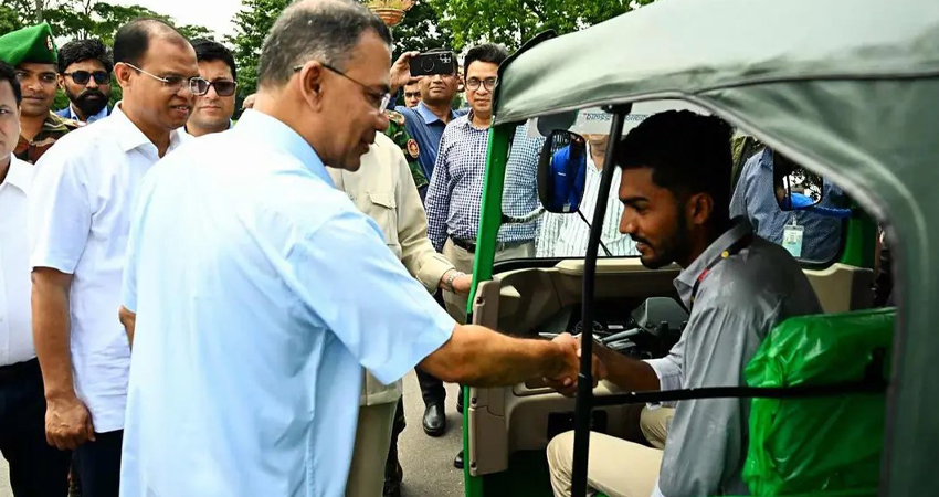 জুলাই যোদ্ধাদের অটোরিকশা-রিকশা উপহার দিলেন প্রধানমন্ত্রী