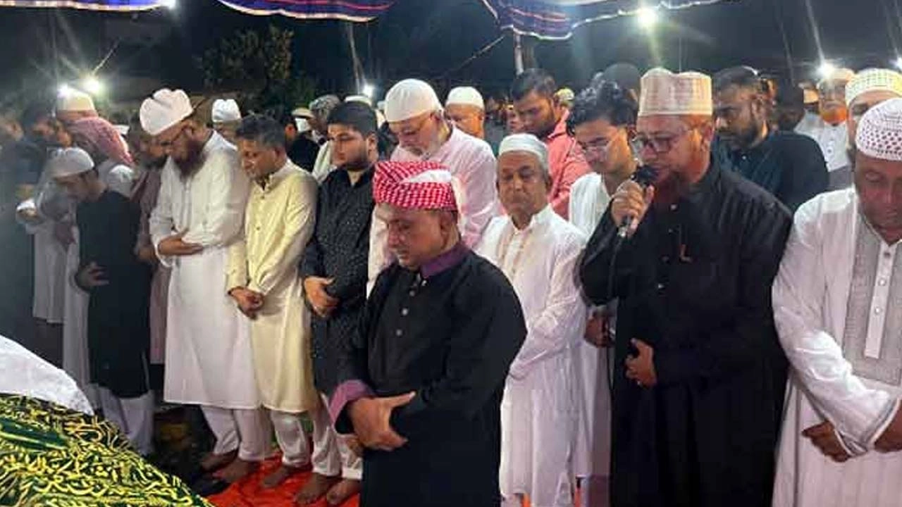 মায়ের জানাজার ইমামতি করলেন বিএনপির এমপি