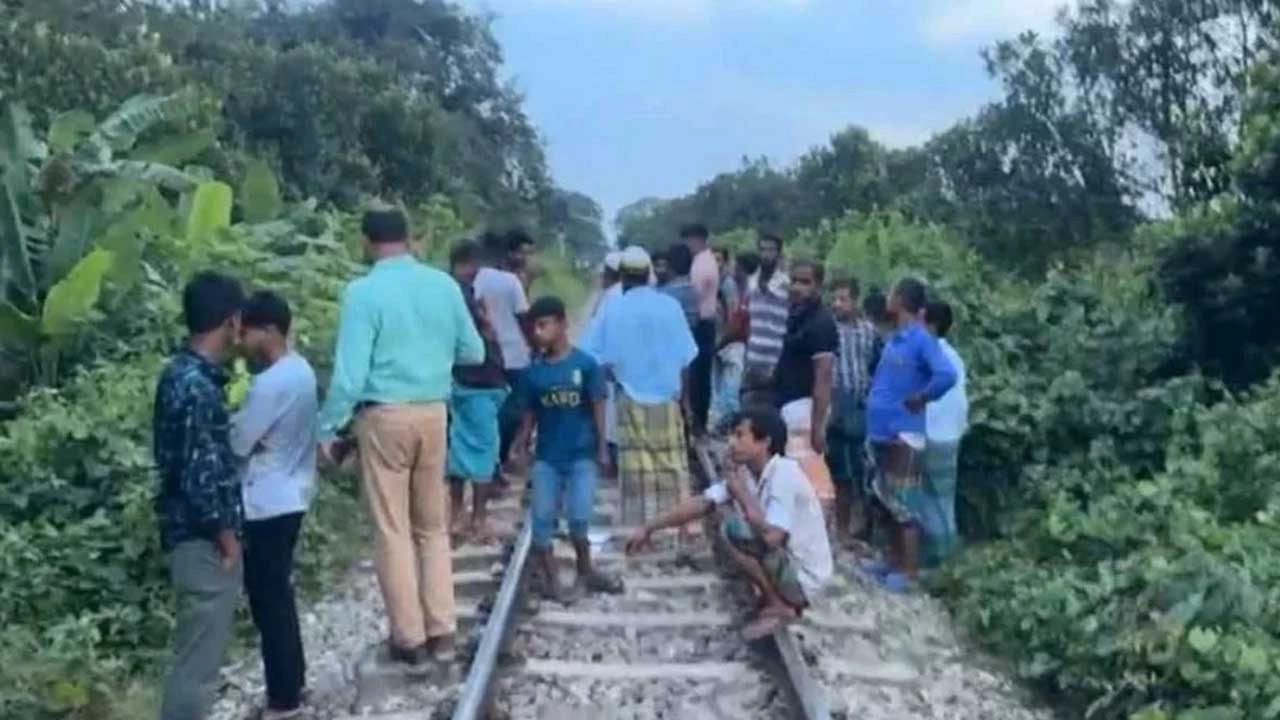 স্বামীকে ছেড়ে প্রেমিককে নিয়ে ট্রেনের নিচে ঝাঁপ দিলেন তরুণী
