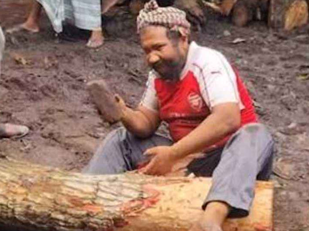 মায়ের মুখে খাবার তুলে দিতে গাছের ছাল ছাড়াচ্ছেন অন্ধ মোখলেস!