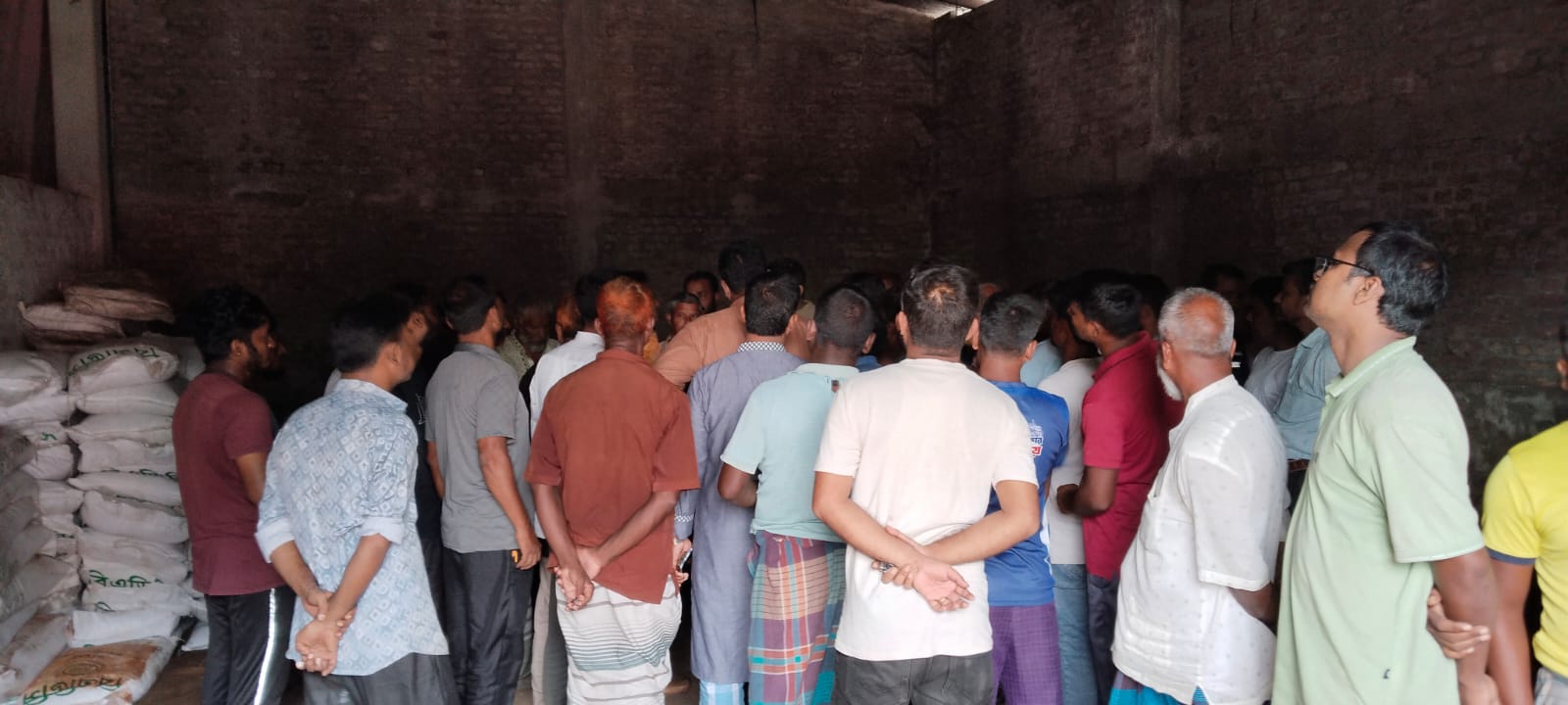 সার না পেয়ে কৃষকদের বিক্ষোভ, ডিলারের বিরুদ্ধে অভিযোগ
