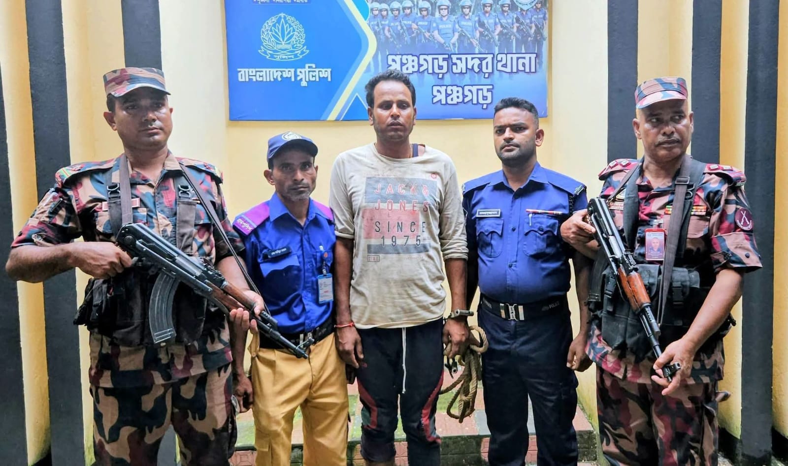  আখ চুরি করতে এসে আটক ভারতীয় নাগরিক