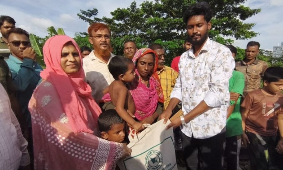 চুল বিক্রি করে সংসার, অসহায় রেহানার পাশে প্রতিমন্ত্রী