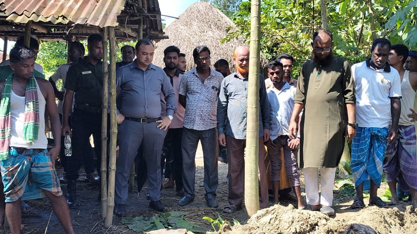 ২ হাজার বিঘা জমি জলাবদ্ধ, ইউএনওর হস্তক্ষেপে স্বস্তি