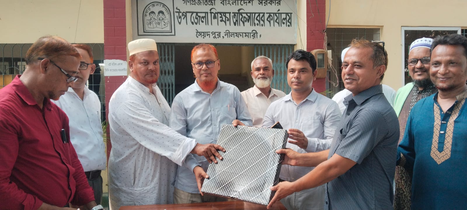 এমপির পক্ষ থেকে ৭৬ সরকারি প্রাথমিক বিদ্যালয়ে দেওয়াল ঘড়ি উপহার