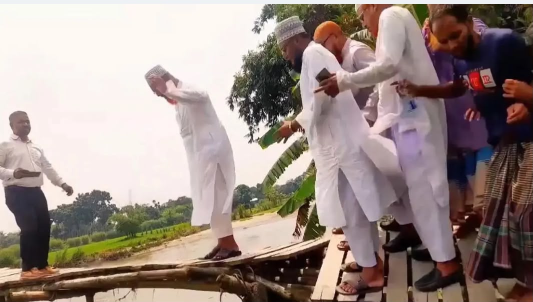 এমপির সঙ্গে কাঠের ব্রিজে উঠতেই ভেঙে পড়ল, আহত ৩